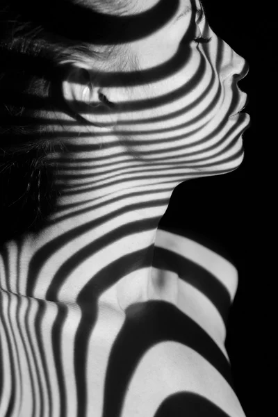 Kadın siyah beyaz çizgili yüzü — Stok fotoğraf