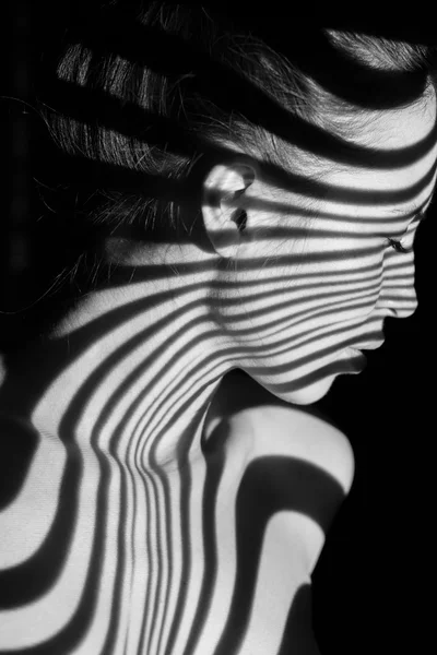 O rosto da mulher com listras de zebra preto e branco — Fotografia de Stock