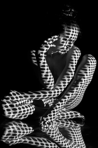 흑백 패턴으로 여자의 몸 — 스톡 사진