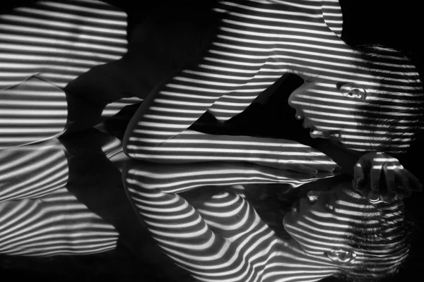 El cuerpo de la mujer con rayas de cebra en blanco y negro — Foto de Stock
