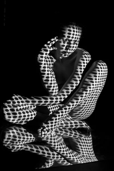 Het lichaam van vrouw met zwart-wit patroon — Stockfoto