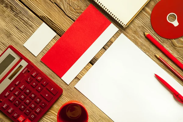 木製の背景のモックアップと赤い計算機 — ストック写真