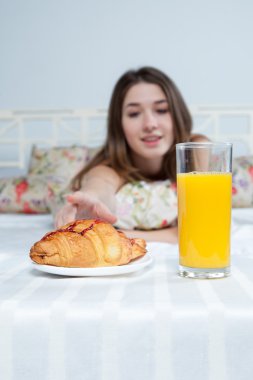 Sabah ve kahvaltı genç güzel kız