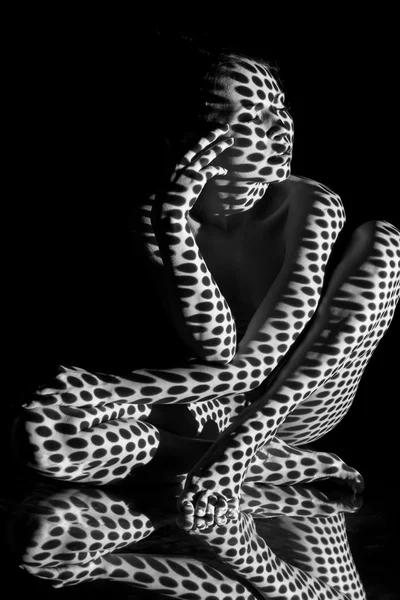 El cuerpo de la mujer con patrón blanco y negro — Foto de Stock