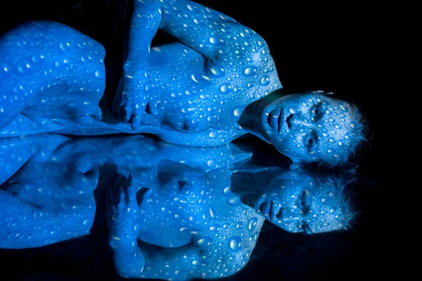 El cuerpo de la mujer con patrón azul y su reflejo —  Fotos de Stock