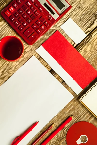 木製の背景のモックアップと赤い計算機 — ストック写真