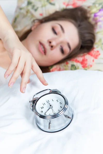 La joven en la cama — Foto de Stock