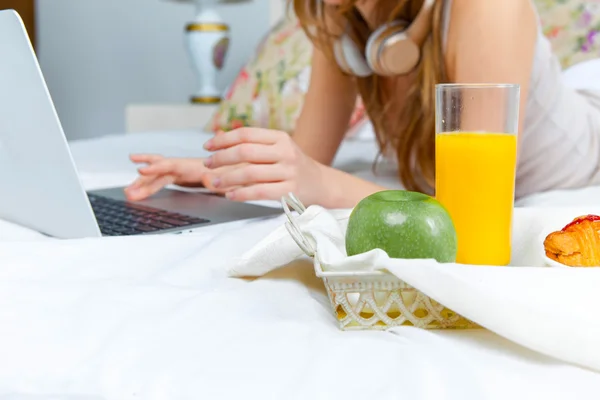The morning and breakfast of young beautiful girl — Stock Photo, Image