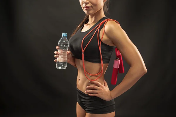 Izmos fiatal nő sportoló egy ugró kötél, fekete — Stock Fotó