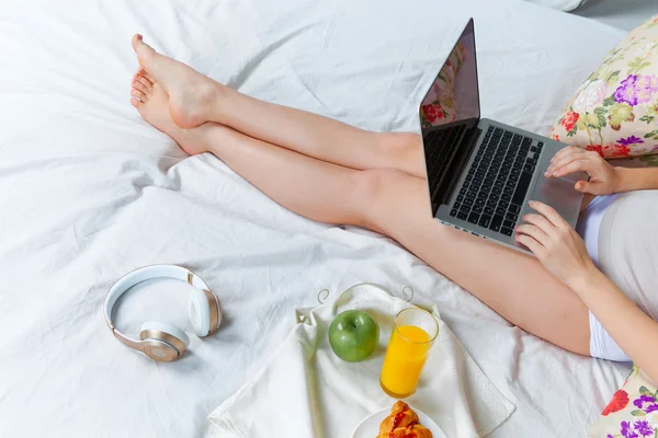 La mañana y el desayuno de la joven hermosa chica — Foto de Stock