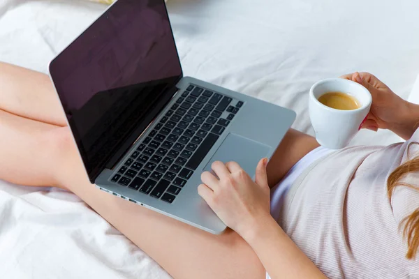 La mañana y el desayuno de la joven hermosa chica —  Fotos de Stock