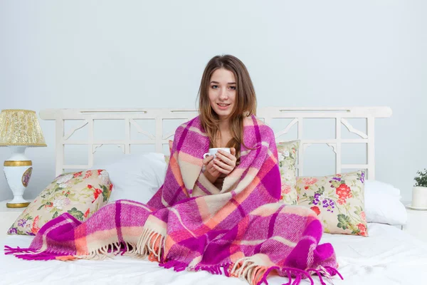 Beteg nő borított takaró tartó csésze teát — Stock Fotó
