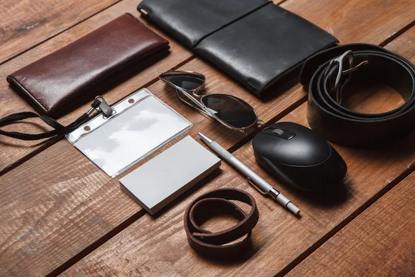 Mens toebehoren op de houten tafel — Stockfoto