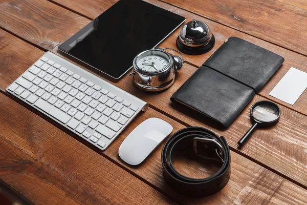 Accessori uomo sul tavolo in legno — Foto Stock