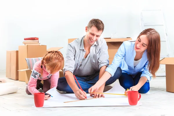 The happy family  at repair and relocation — Stock Photo, Image