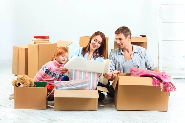 The happy family  during repair and relocation — Stock Photo, Image