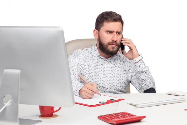 Porträtt av affärsman talar på mobiltelefon på kontoret — Stockfoto