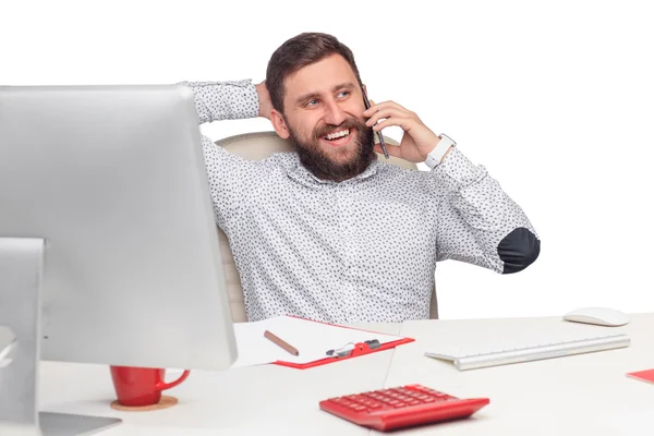 Portret van zakenman in gesprek op mobiele telefoon in kantoor — Stockfoto