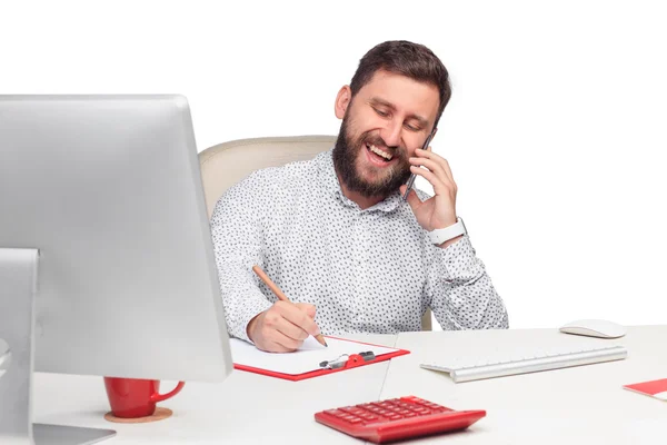 Portret van zakenman in gesprek op mobiele telefoon in kantoor — Stockfoto