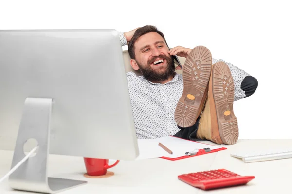 Porträt eines Geschäftsmannes, der im Büro mit dem Handy telefoniert — Stockfoto