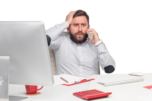 Portrait d'un homme d'affaires parlant sur son téléphone portable au bureau — Photo