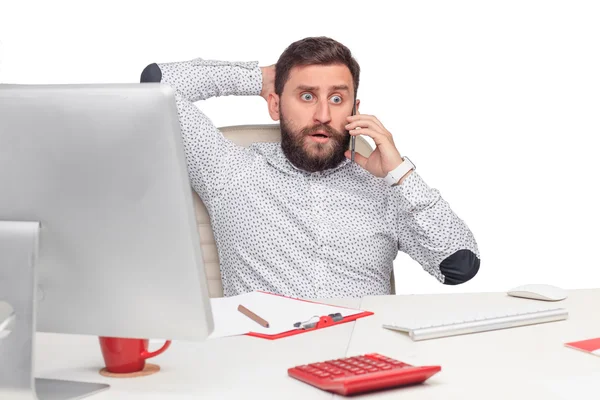 Retrato de empresário falando no celular no escritório — Fotografia de Stock