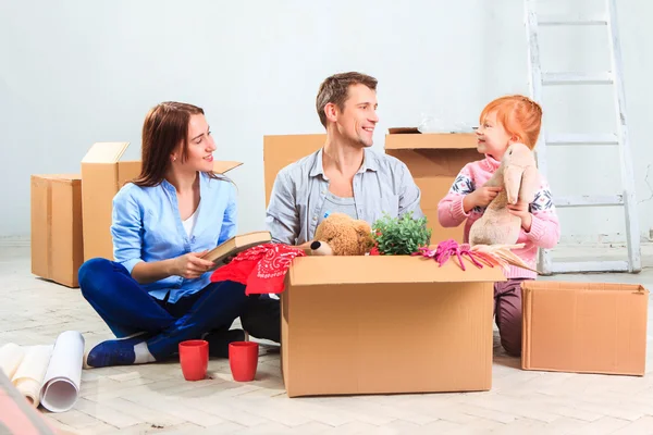 A família feliz no reparo e realocação — Fotografia de Stock