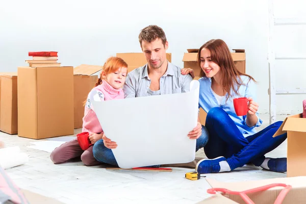 La familia feliz en la reparación y reubicación — Foto de Stock