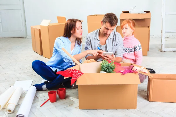 The happy family  during repair and relocation — Stock Photo, Image