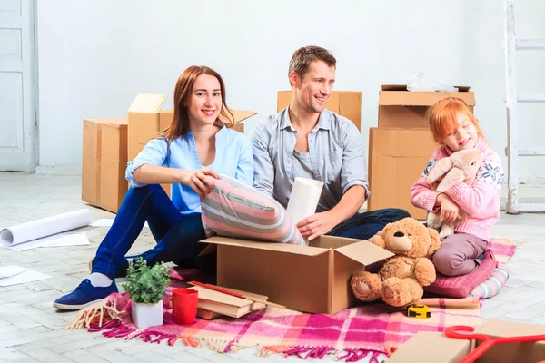 The happy family  during repair and relocation — Stock Photo, Image