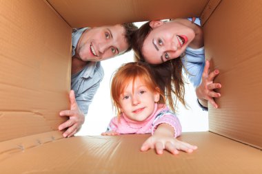 aile içinde bir karton kutu ev taşıma için hazır