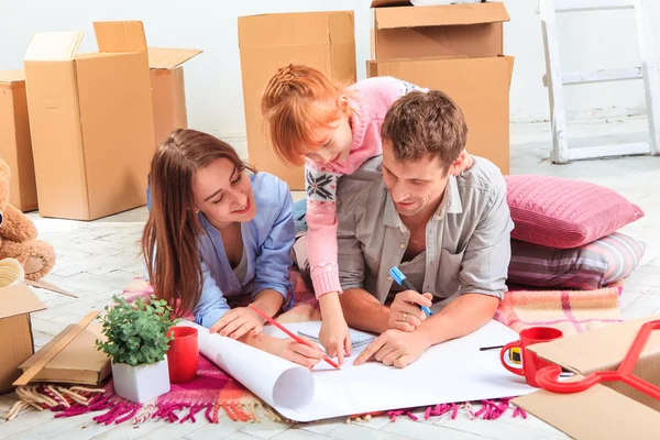 The happy family  during repair and relocation — Stock Photo, Image