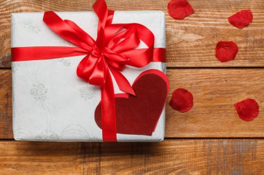 Sevgililer günü hediyesi ve kalpleri ahşap arka plan üzerinde