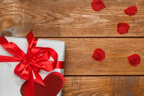 Regalo di San Valentino e cuori su sfondo di legno — Foto Stock