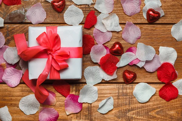 Regalo di San Valentino e cuori su sfondo di legno — Foto Stock