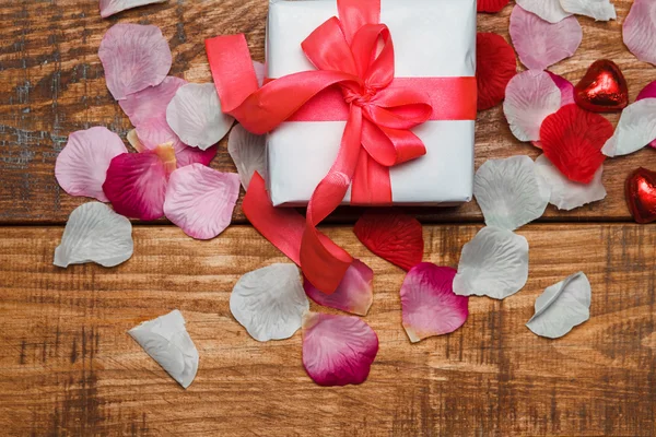 День Святого Валентина подарунок і серця на фоні дерев'яні — стокове фото