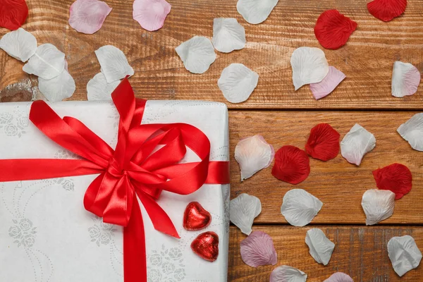 День святого Валентина подарок и сердца на деревянном фоне — стоковое фото