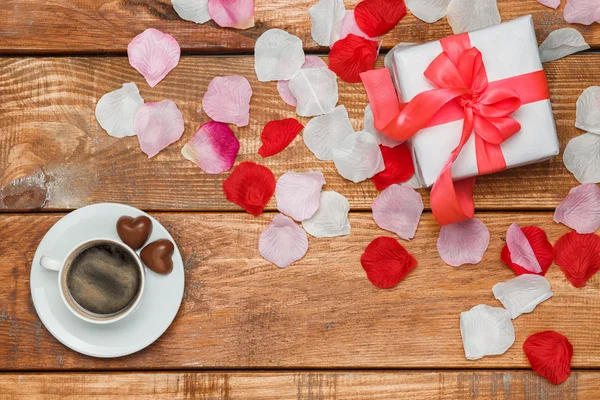 Día de San Valentín regalo y café sobre fondo de madera —  Fotos de Stock