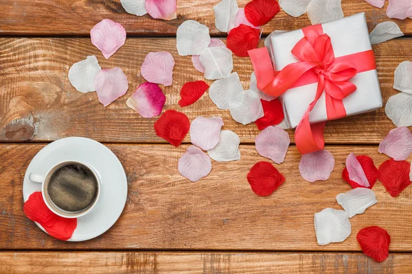 Regalo di San Valentino e caffè su sfondo di legno — Foto Stock