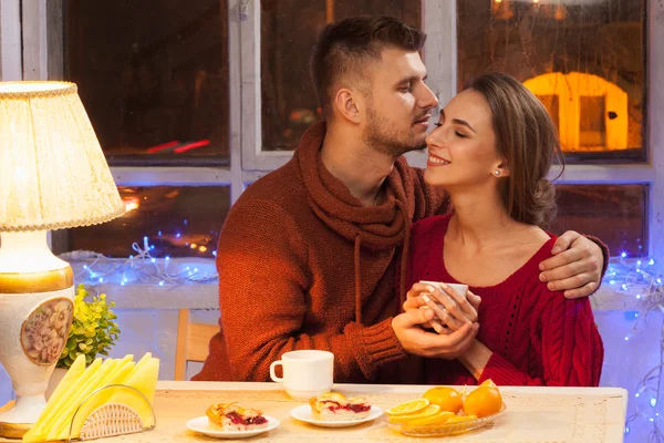 Le jeune couple heureux avec des tasses de thé — Photo