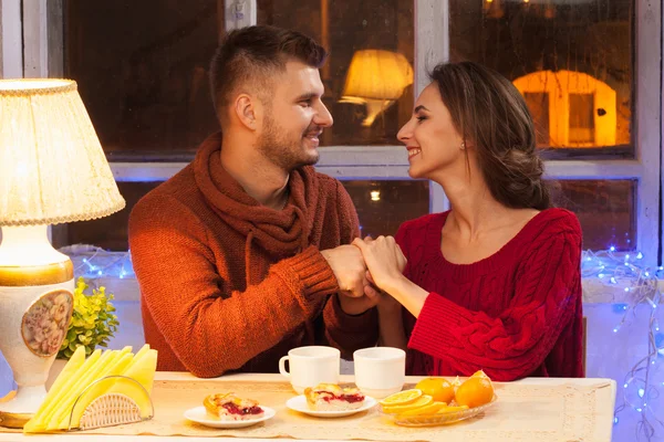 Le jeune couple heureux avec des tasses de thé — Photo