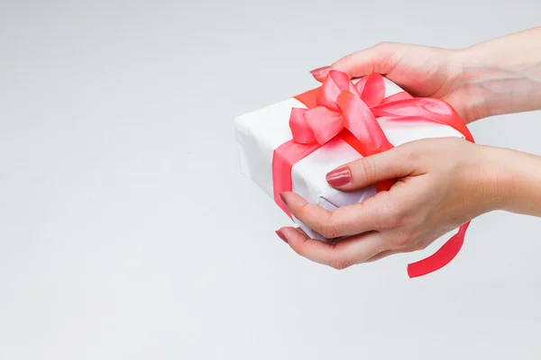 Manos femeninas sosteniendo caja de regalo — Foto de Stock