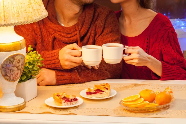 La feliz pareja joven con tazas de té —  Fotos de Stock