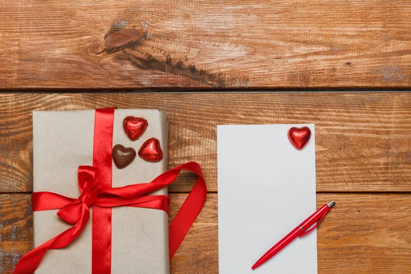 Caja de regalo vintage con corazones pequeños sobre fondo de madera —  Fotos de Stock