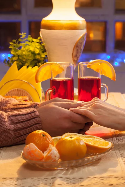 Close Van Handen Van Gelukkige Jonge Paar Met Kopjes Thee — Stockfoto