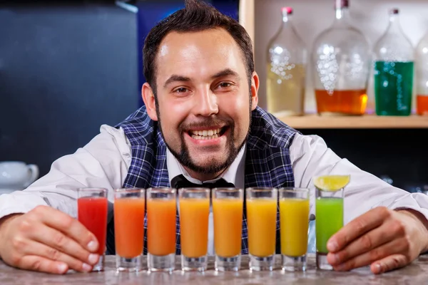 Barman en el trabajo, preparando cócteles . — Foto de Stock