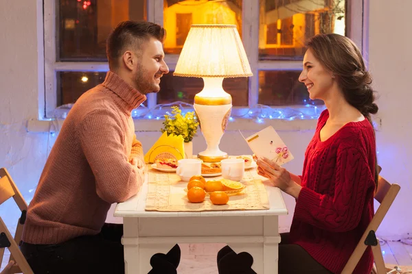 Retrato de casal romântico no jantar do Dia dos Namorados — Fotografia de Stock