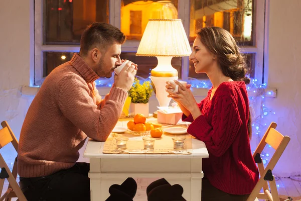 Retrato de pareja romántica en la cena de San Valentín — Foto de Stock