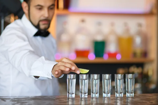 Barman at work, preparing cocktails. — Stock Photo, Image