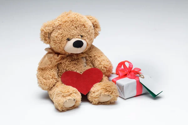 Teddy Bears couple with red heart. Valentines Day concept. — Stock Photo, Image